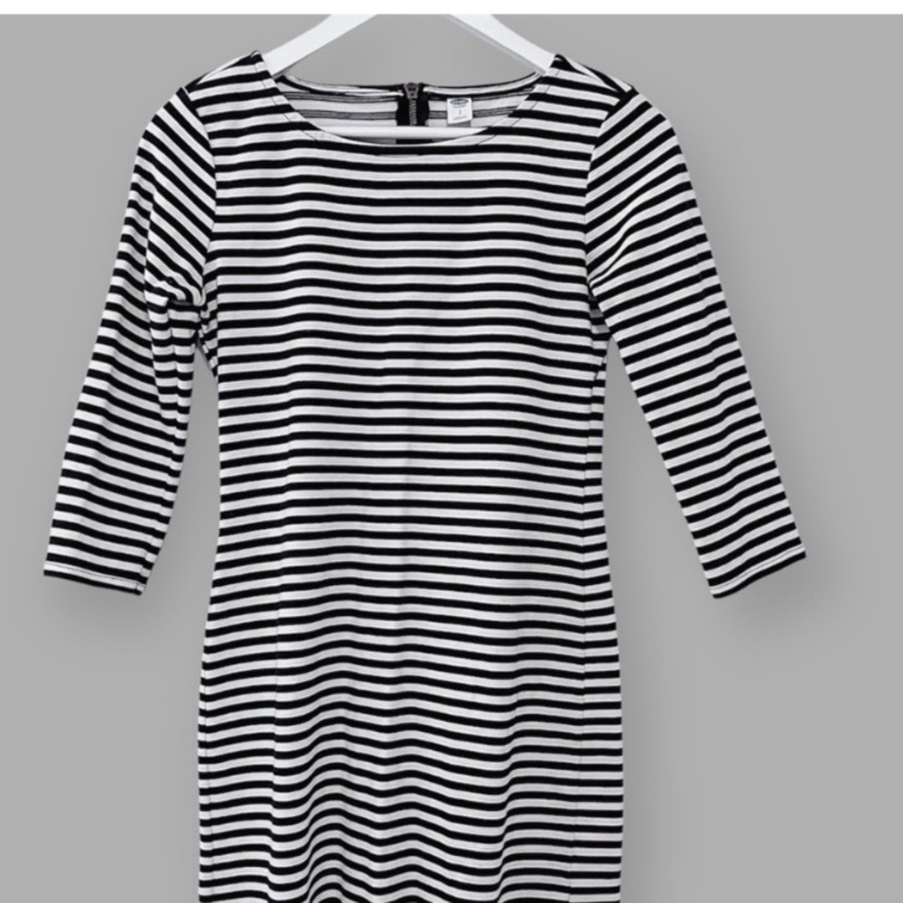 Old Navy B&W Striped Dress - 17” pit to pit then narrows to 14” at waist - 32”L